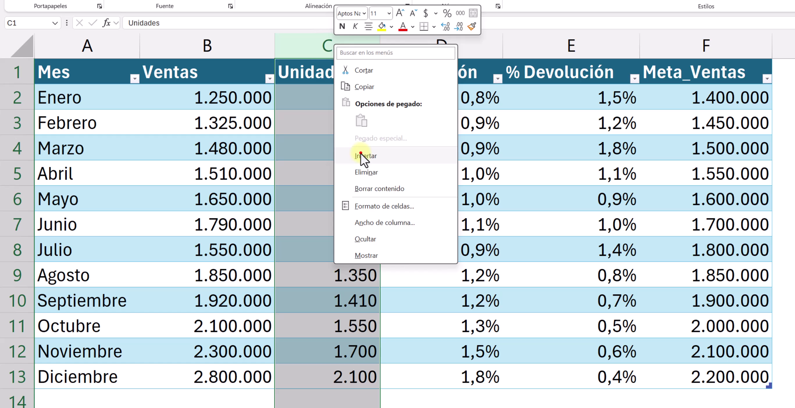 Preparación de datos para graficar 3 variables en Excel. Tabla de Excel mostrando una columna auxiliar con fórmula para convertir millones a miles.